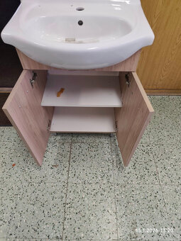 Koupelnová skříňka s umyvadlem - 2