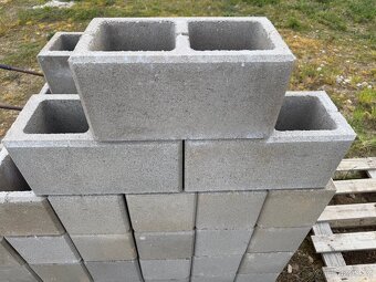 Prodám betonové plotové tvarovky - 2