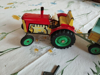 Staré hračky,plechový traktor Zetor 25 KDN na klíček 70.léta - 2