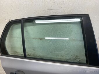 VW GOLF 5 2003-2008 - PRAVÉ ZADNÍ DVEŘE KOMPLETNÍ LA7W - 2