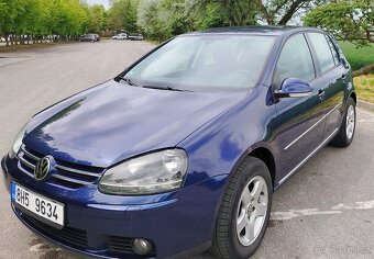 V pěkném stavu Volkswagen Golf 5 bez nutnosti dalších invest - 2