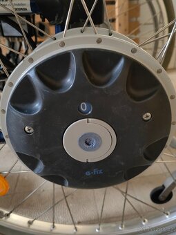 Invalidní vozík s přídavnými elektrickými motory E-FIX - 2