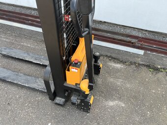 Použitý elektrický vysokozdvižný paletový vozík EMF12/25 - 2