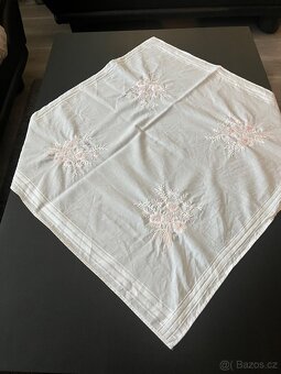 Vyšívaný plátěný ubrus - 2