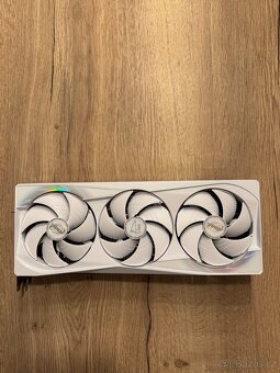 GIGABYTE Aorus Master RTX 5080 ICE - 2