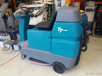 Podlahový mycí stroj Tennant T7 Disk 65/80 sedící obsluha - 2