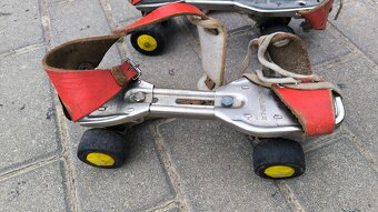prodám retro brusle - stavitelné 4 kolečka - 2