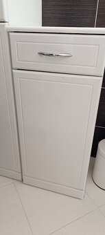 Skříňky do koupelny a skříň nad pračku. - 2