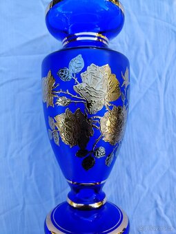 Modrá skleněná váza se zlatým motivem - 2