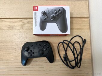 Nintendo Switch Pro Controller - 2