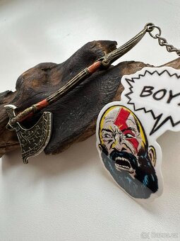 God of War klíčenka a samolepka - 2