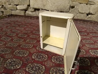 Stará plechová lékárnička - 2