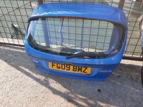 ford fiesta . zadni viko kufru - 2