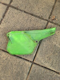 Prodám levou podsedlovku Kawasaki KX 80 - 2