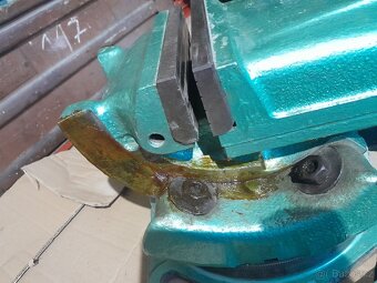 Otočný sklopný strojní svěrák 200mm - 2