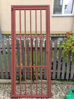 Kovová zárubeň s otevírací mříží - 2