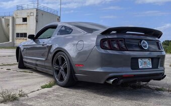 Ford Mustang 5.0L V8 manual - 2