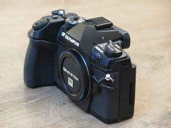Olympus OM-D E-M1 Mark II tělo + originální grip - 2