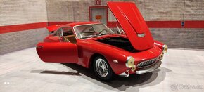 Ferrari 250 GT Berlinetta Lusso 1:18 Hotwheels - 2