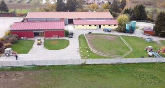 Nabízíme  k prodeji jezdecký areál s halou, kolbištěm, výběh - 2