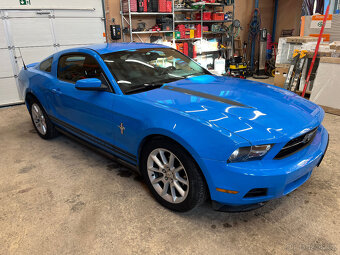 Ford Mustang, 4,0L manuál - garážovaný - 2