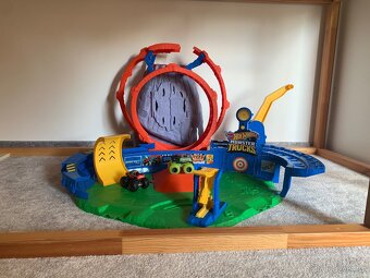 Monster Trucks - T-Rex Volcano arena - 2