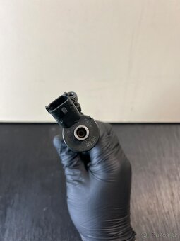 Vstřikovač paliva pro motory BMW 306D1 135 KW / 142 KW - 2