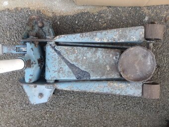 Automobilový zvedák. Profesionální - 2