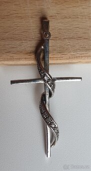 větší stříbrný přívěsek kříž se zirkony 9g - 2