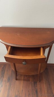 Odkládací stolek se zásuvkou - 2