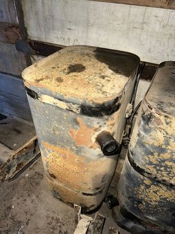 Palivová nádrž i s držáky - 2