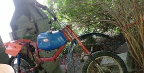 Kostra Jawa pionýr... A plno náhradních dílů motoru . - 2