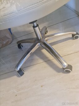 Prodavam židli na kolečka je trošku zničena - 2
