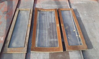 Dvířka s pěkným kováním a fazetovanými skly. - 2