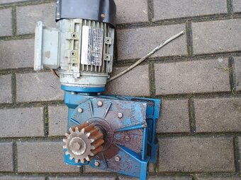 Elektromotor s převodovkou - 2
