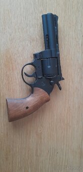 Plynová pistole Magnum. - 2