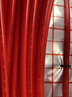 Univenta PERT 2 trubka - zbytky z podlahového topení - 2