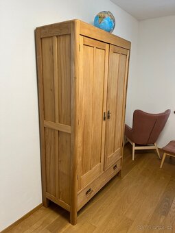 STAROŽITNÁ ŠATNÍ SKŘÍN PO RENOVACI - 2