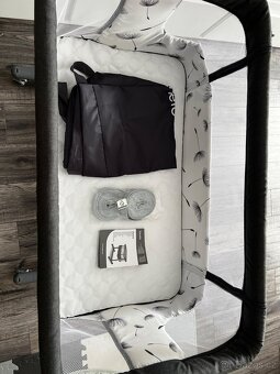 Dětská postel na kolečkách , pouzdra . - 2