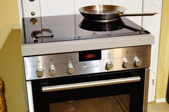 Siemens nerezový vestavný sporák HE63BD513, vyjížděcí dveře - 2