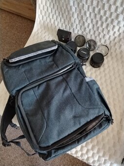 canon s objektivy a taškobatůžkem - 2