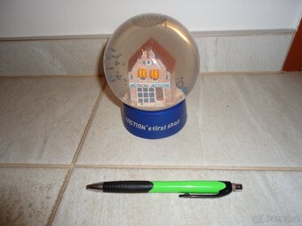 Těžítko / sněžítko s modelem první prodejny Action - 2