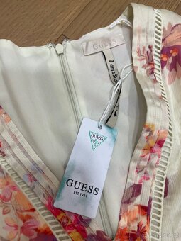 Květinové šaty GUESS - 2