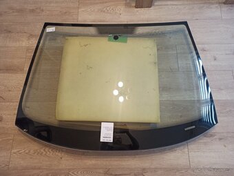 VW GOLF 5 sklo - 2