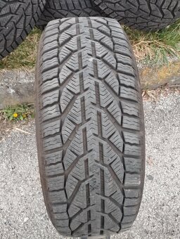 Zimní pneu 215/50 r18 - 2
