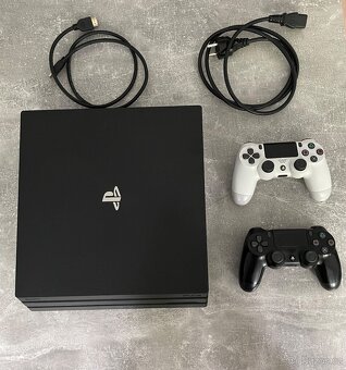 PlayStation 4 PRO 1TB , 2 ovladače PS4 - 2