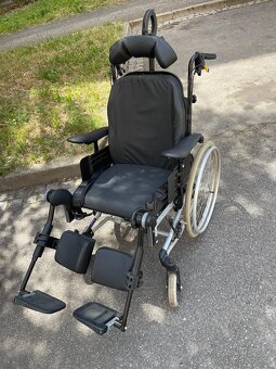 Polohovatelný invalidní vozík - 2
