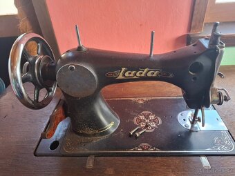 Starý šicí stroj Lada - 2