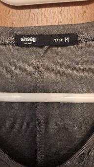 Šedé šaty s knoflíky na rukávech - 2