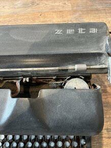 Starý psací stroj funkční - 2